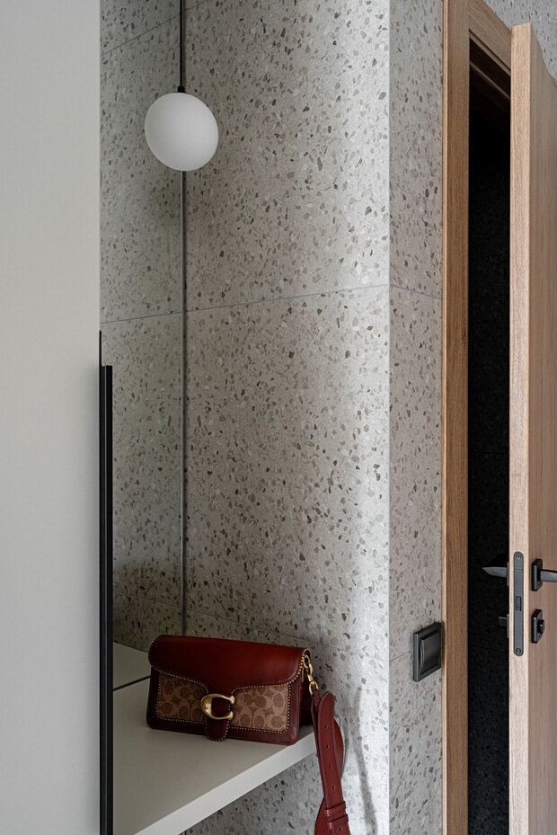 Системы хранения в прихожей зоне скрытые и выполнены из МДФ в цвет стен.