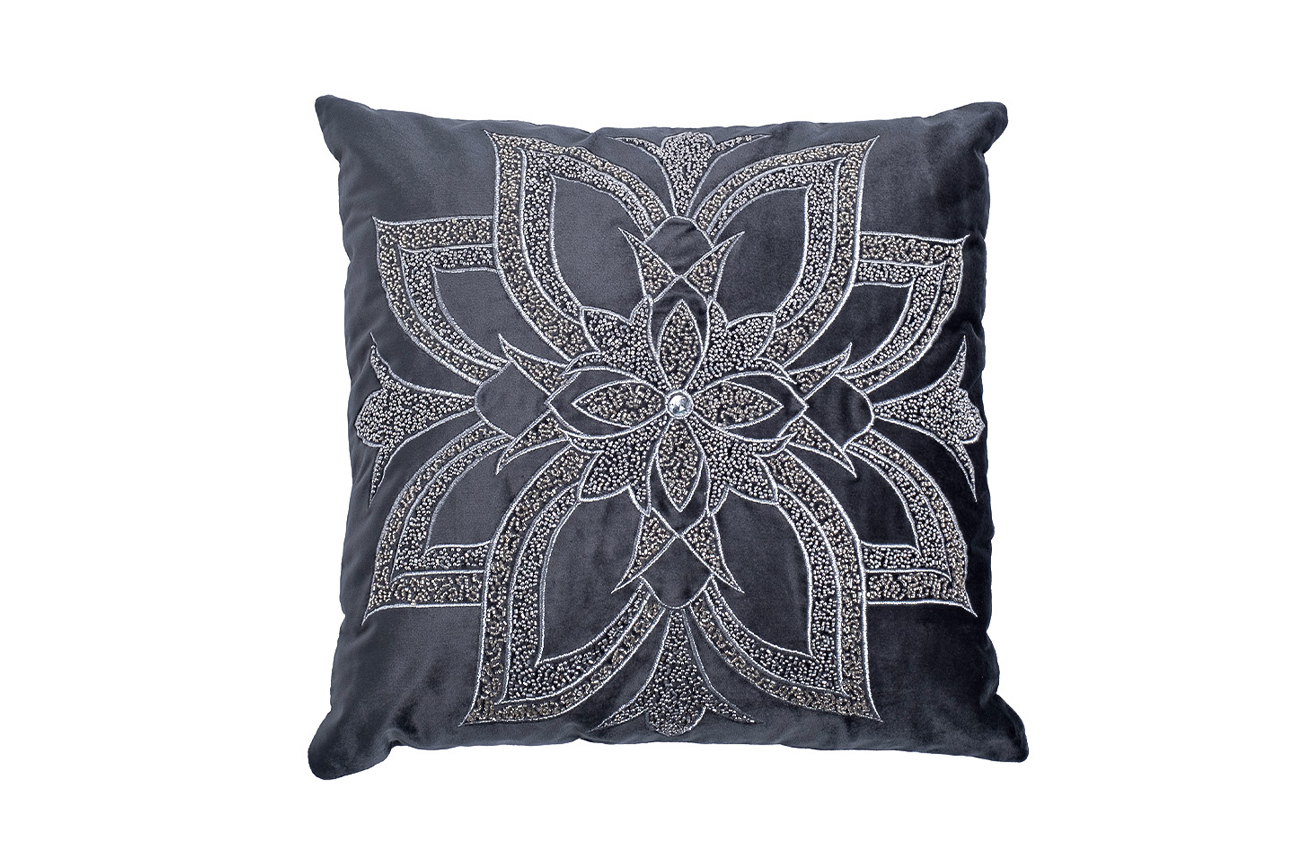 Подушка вышивка с бисером Цветок темно-синего цвета