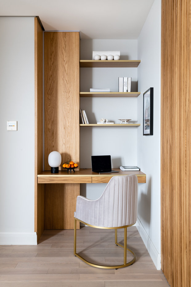 В зоне гостиной предусмотрено рабочее место, мебель для которого проектировалась на заказ, в едином стиле с раздвижной перегородкой.
