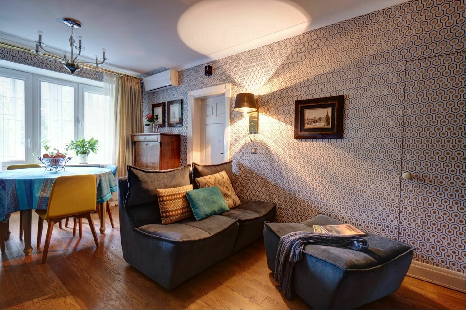 Вход в гардеробную сделали из гостиной, выбрали дверь скрытого монтажа, которую оклеили обоями — она практически незаметна. Вход в гардеробную сделали из гостиной, выбрали дверь скрытого монтажа, которую оклеили обоями — она практически незаметна.