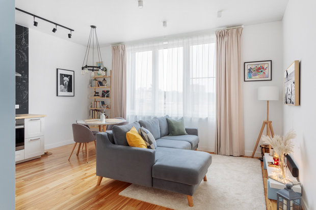 Вместо тумбы ребята использовали лавку из ИКЕА, которую они покрасили в цвет стен.