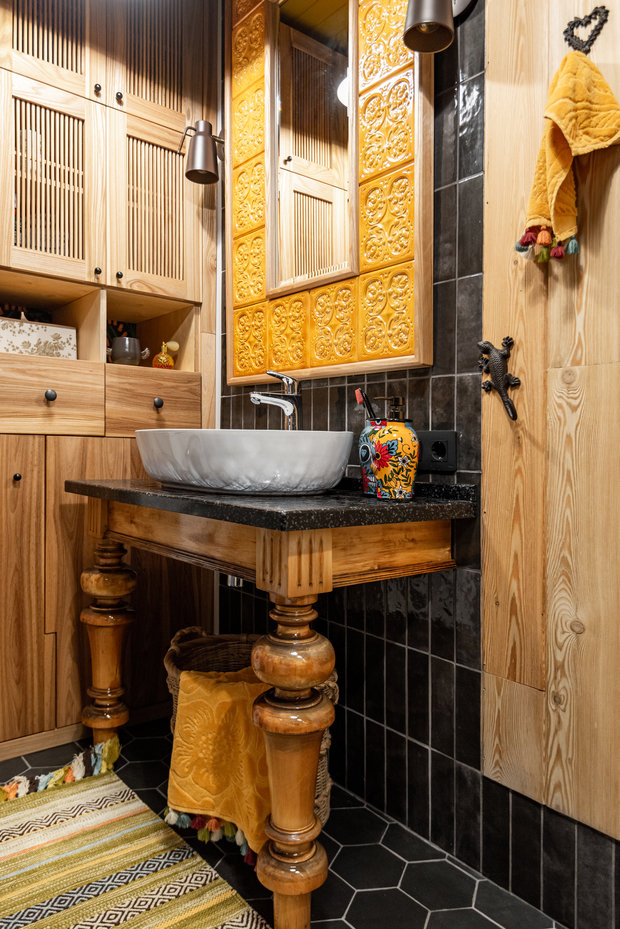 Консоль под раковину — отреставрированный стол 50-х годов из липы. На столешнице — плитка, кромка — акриловый камень, полки — массив. 