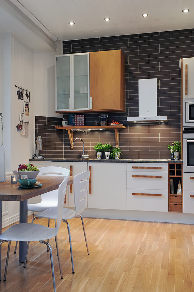 Фотография: Кухня и столовая в стиле Скандинавский, Современный, Декор интерьера, Интерьер комнат, Мебель и свет, Цвет в интерьере, Белый, Тема месяца, Окна – фото на INMYROOM