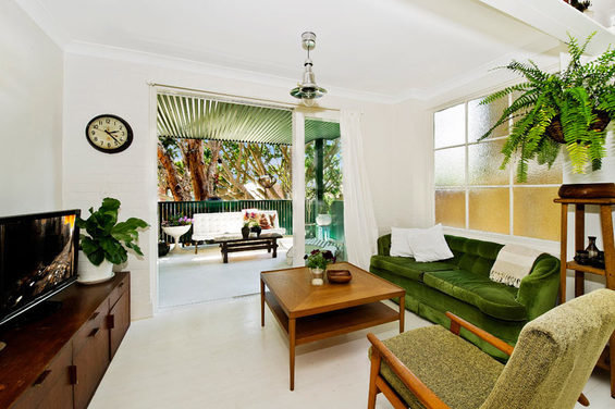 Фотография: Гостиная в стиле Скандинавский, Дом, Австралия, Дизайн интерьера, Цвет в интерьере, Белый, Зеленый, Ар-деко, Средиземноморский, Бунгало – фото на INMYROOM
