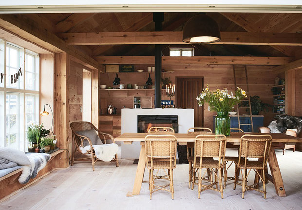 Фотография: Кухня и столовая в стиле Эко, Прованс и Кантри, Скандинавский, Современный, Дом, Дания, Архитектура, Мебель и свет, Терраса, Белый, Дача, Бежевый, Серый, Дом и дача, Тисвилд, Morsø, Aquadomo, Signe Wenneberg, Eric Juul, Hans Erik Sørensen, Forest Stewardship Council, экологическая сертификация, зеленый стандарт, полностью деревянный дом, бюджетный интерьер для загородного дома – фото на INMYROOM