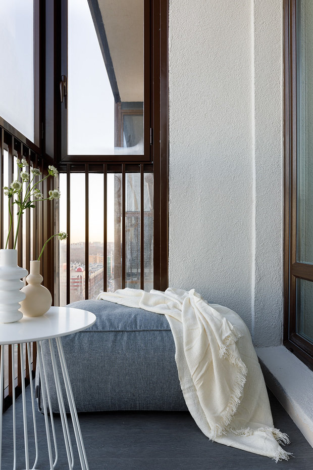 На балконе организовали зону отдыха для теплой погоды.