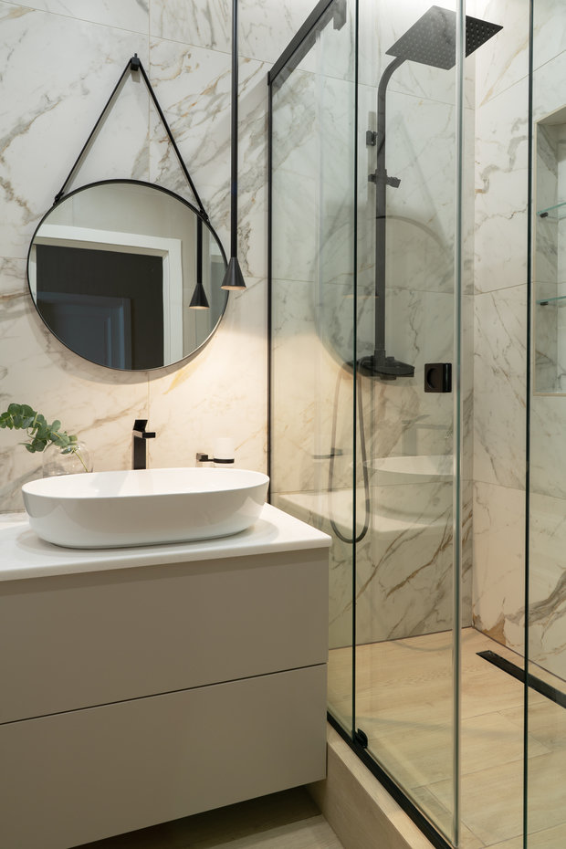 Стены облицованы такой же плиткой, как и на кухне в зоне фартука. Плитка светлая, что визуально делает санузел больше.