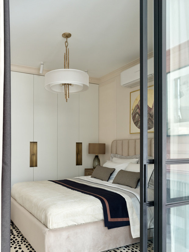 Ручки для шкафа в спальне делали на заказ и переделывали два раза, так как производитель не смог с первого раза изготовить их в нужном качестве.