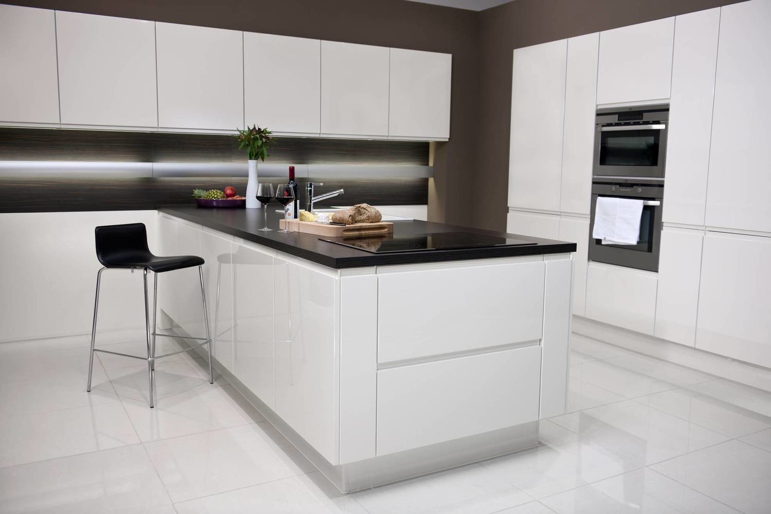 Фотография: Кухня и столовая в стиле Современный, Декор интерьера, Дизайн интерьера, Цвет в интерьере, Черный, Пол – фото на INMYROOM