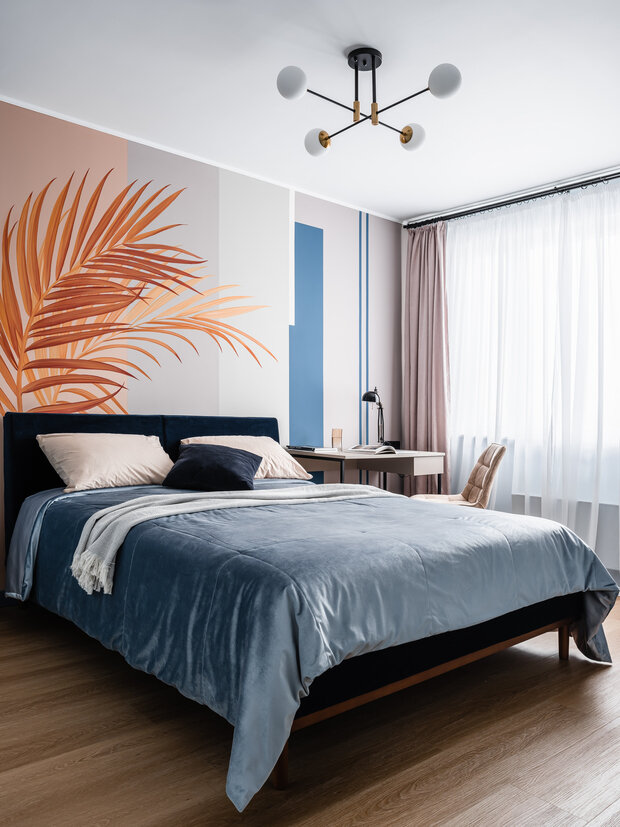 Кровать превзошла ожидания: основание из массива дерева, бархат на изголовье и на изящной тонкой царге с антипальчиковым эффектом благородного темно-синего цвета, решетка основания в комплекте.