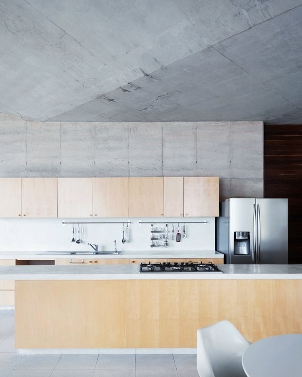 Фотография: Кухня и столовая в стиле Лофт, Современный, Дом, Белый, Минимализм, Серый, Коричневый, Мексика, Дом и дача, земляной дом – фото на INMYROOM