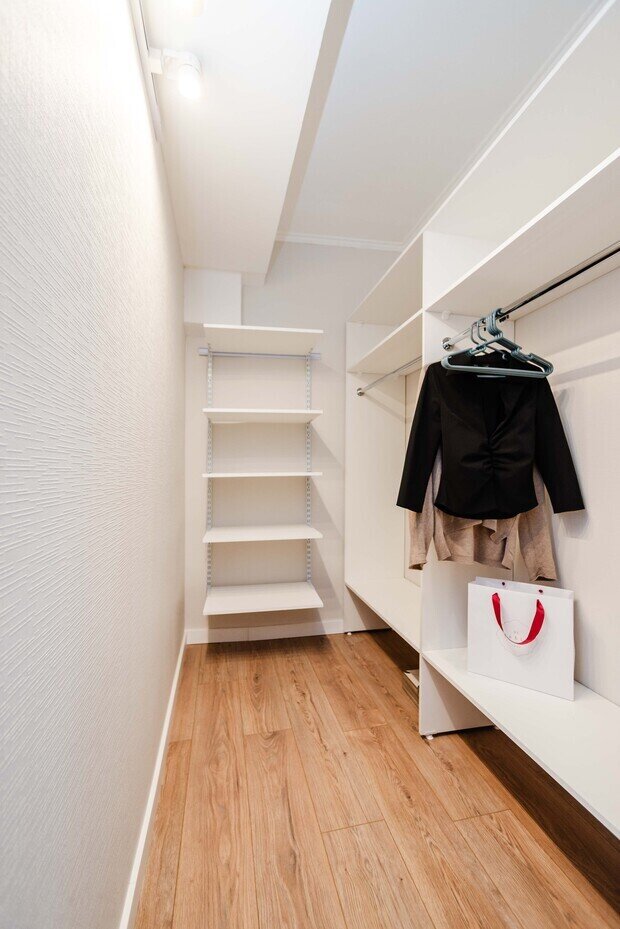 Фотография: Гардеробная в стиле Скандинавский, Современный, Малогабаритная квартира, Квартира, Проект дня, Сталинка, 2 комнаты, до 40 метров – фото на INMYROOM