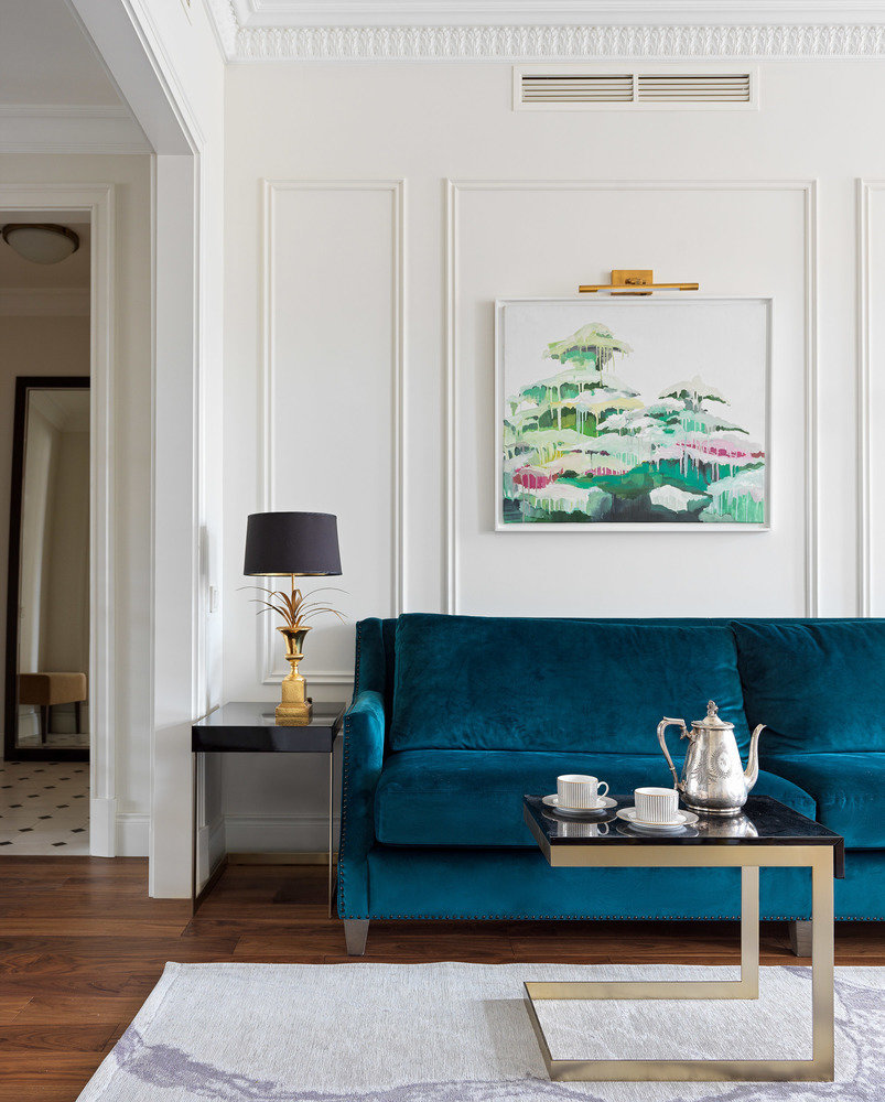 Картина «Замерзшие фонтаны» Дмитрия Булныгина отлично вписалась в пространство над диваном.