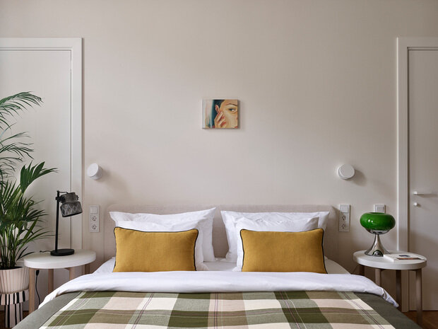 Фотография: Спальня в стиле Скандинавский, Современный, Эклектика, Квартира, Проект дня, Санкт-Петербург, Кирпичный дом, 1 комната, Николай Банников, эклектика с элементами эко и современного стиля, Алена Дорофеева – фото на INMYROOM