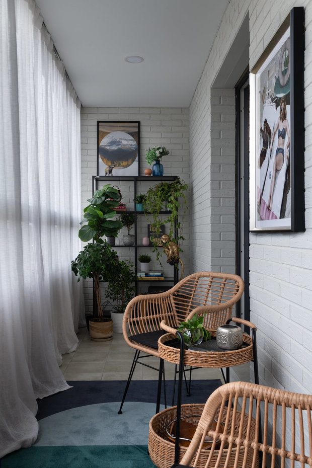 Интерьер балкона в скандинавском стиле с элементами эко