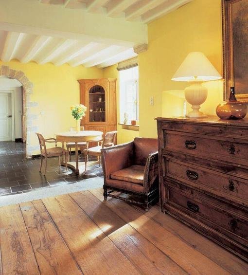 Фотография: Кухня и столовая в стиле Прованс и Кантри, Дом, Дома и квартиры, Лестница, Диван, Балки, Пол – фото на INMYROOM