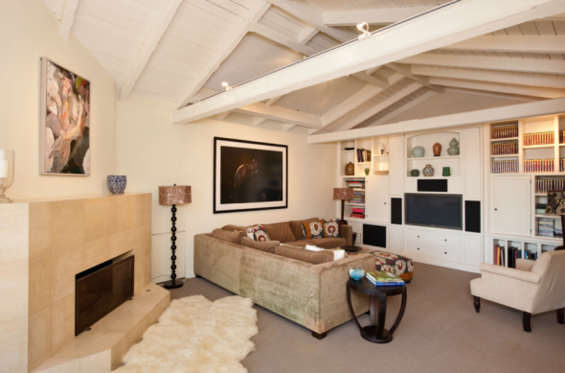 Фотография: Гостиная в стиле Скандинавский, Декор интерьера, Дом, Цвет в интерьере, Дома и квартиры, Интерьеры звезд, Стены – фото на INMYROOM Фотография: Гостиная в стиле Скандинавский, Декор интерьера, Дом, Цвет в интерьере, Дома и квартиры, Интерьеры звезд, Стены – фото на INMYROOM