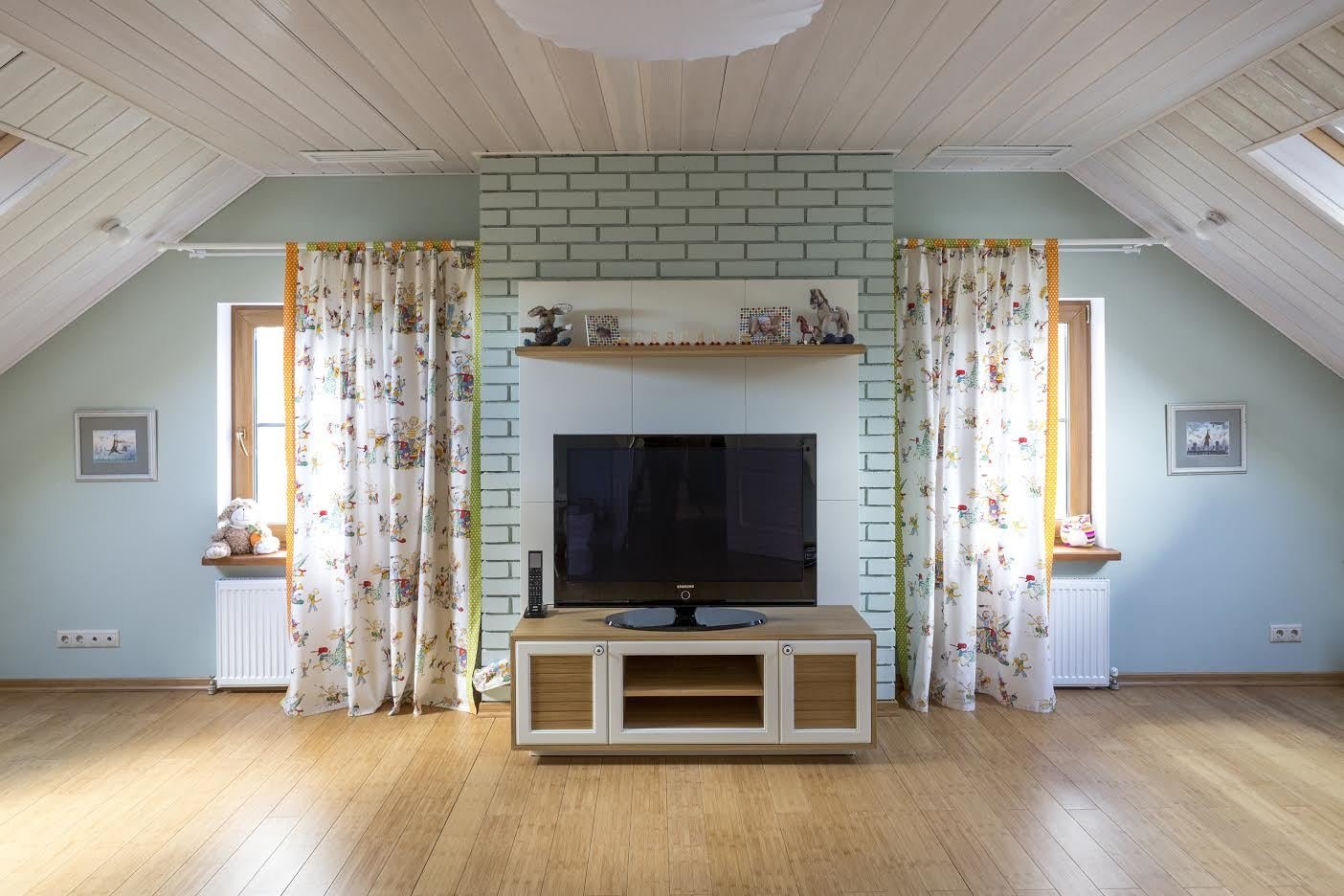 Фотография: в стиле , Прованс и Кантри, Классический, Дом, Проект недели, Красный, Зеленый, Синий, совмещение кухни и гостиной, порядок в детской, Анна Яровикова, Юлия Мясникова, как сгладить мансардную крышу, угловая кухня, Г-образная кухня – фото на INMYROOM