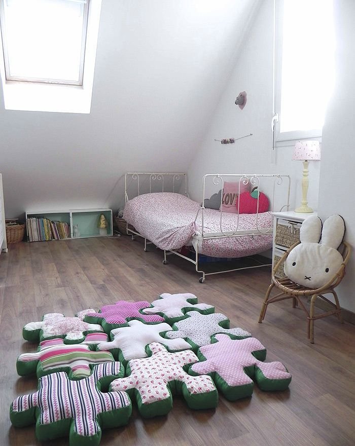 Фотография: Детская в стиле Скандинавский, Спальня, Интерьер комнат, Подушки, Ковер – фото на INMYROOM