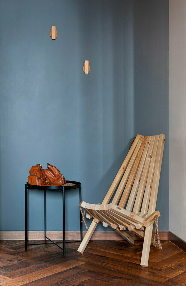 Кресло в коридоре — обычное дачное, которое покрыли маслом.