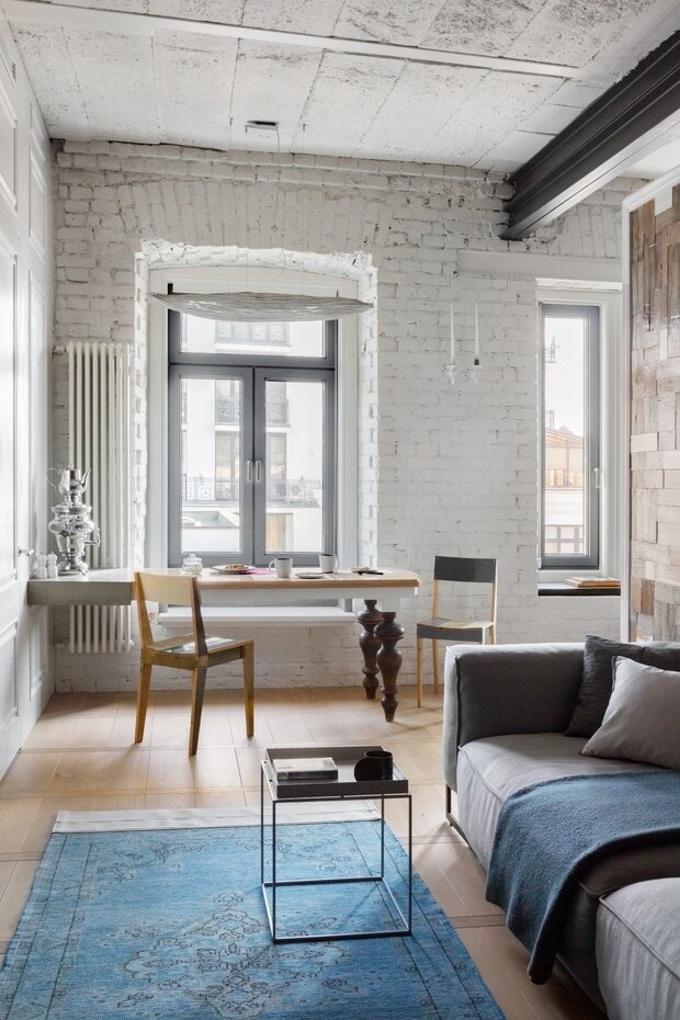 Кирпичные стены покрасили, восстановив перед этим утраченные фрагменты. Кирпич для реставрации покупали старый, так как современный не подходил ни по форме, ни по размеру.