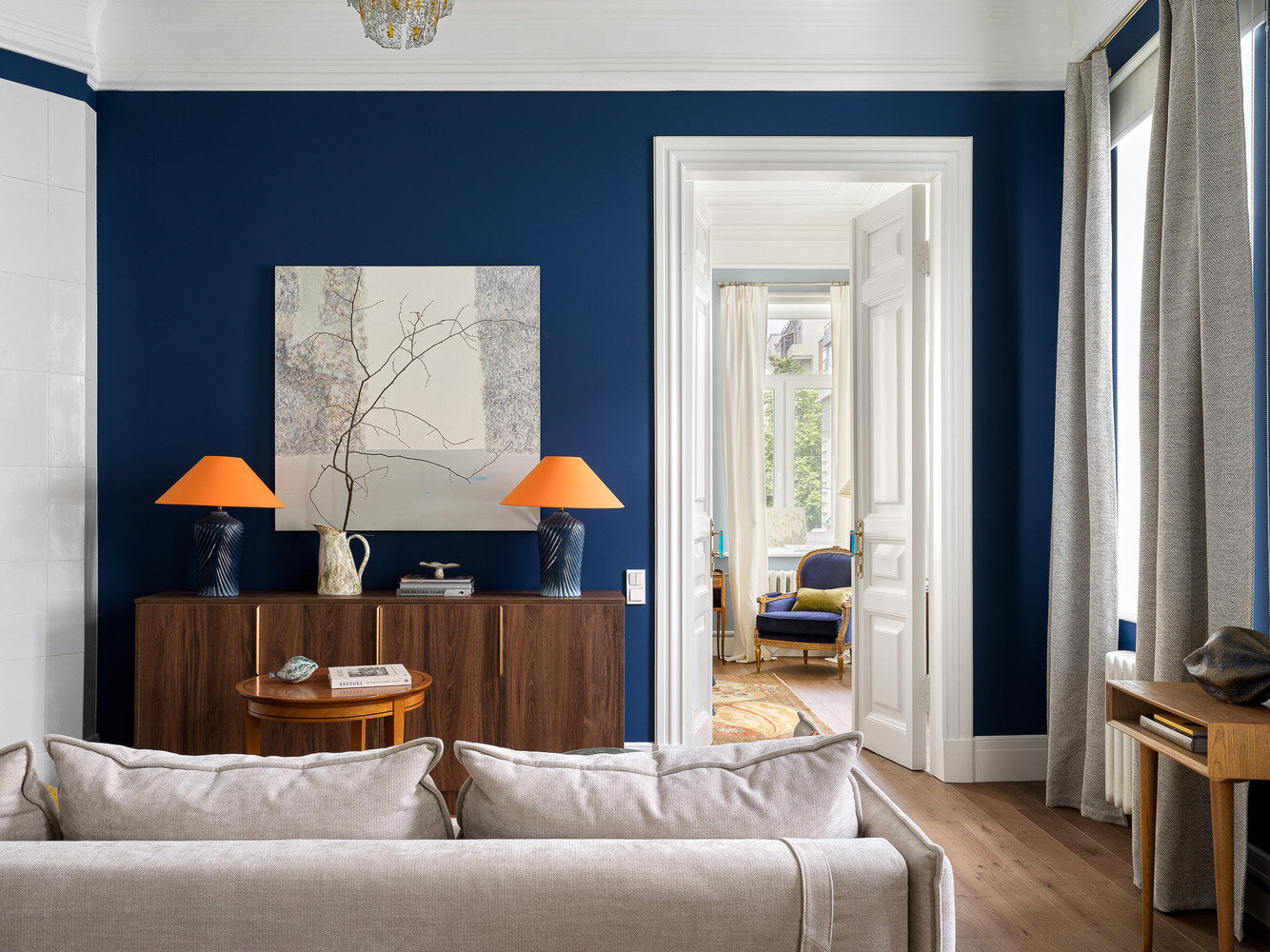 Двери 19 века отреставрировали и вернули на свое место. Также оригинальными остались камины и лепнина. Двери 19 века отреставрировали и вернули на свое место. Также оригинальными остались камины и лепнина.