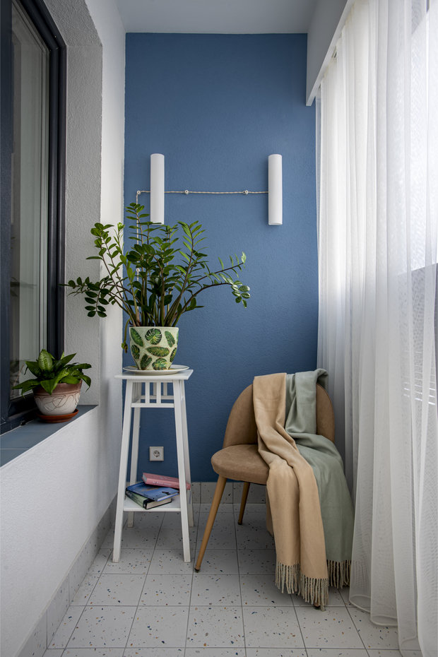 Стены на балконе покрасили прямо по штукатурке, а на пол положили плитку терраццо.