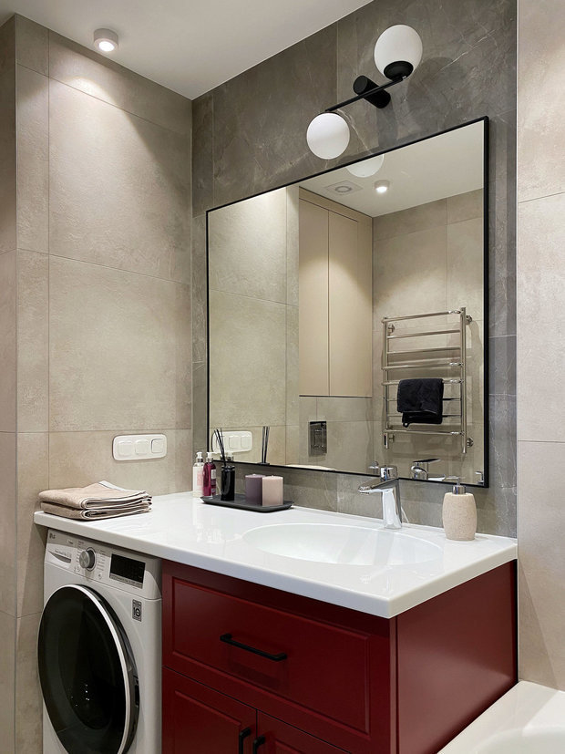 В санузле сделали систему хранения для бытовой химии над инсталляцией. 