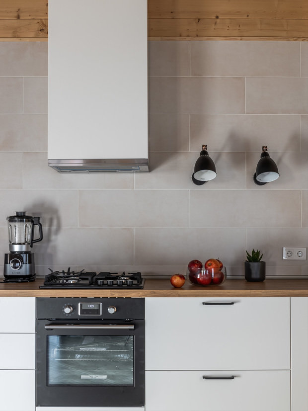 Кухня получилась очень удобной: соблюден рабочий треугольник, есть обширная рабочая поверхность, вся необходимая техника, вместительное хранение, несмотря на то, что от верхних шкафов решили отказаться в пользу легкости и открытых полок.