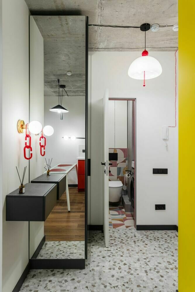 Шкаф в прихожей оформили зеркальными панелями, которые выполняют функцию зеркала и визуально делают пространство больше. Шкаф в прихожей оформили зеркальными панелями, которые выполняют функцию зеркала и визуально делают пространство больше.