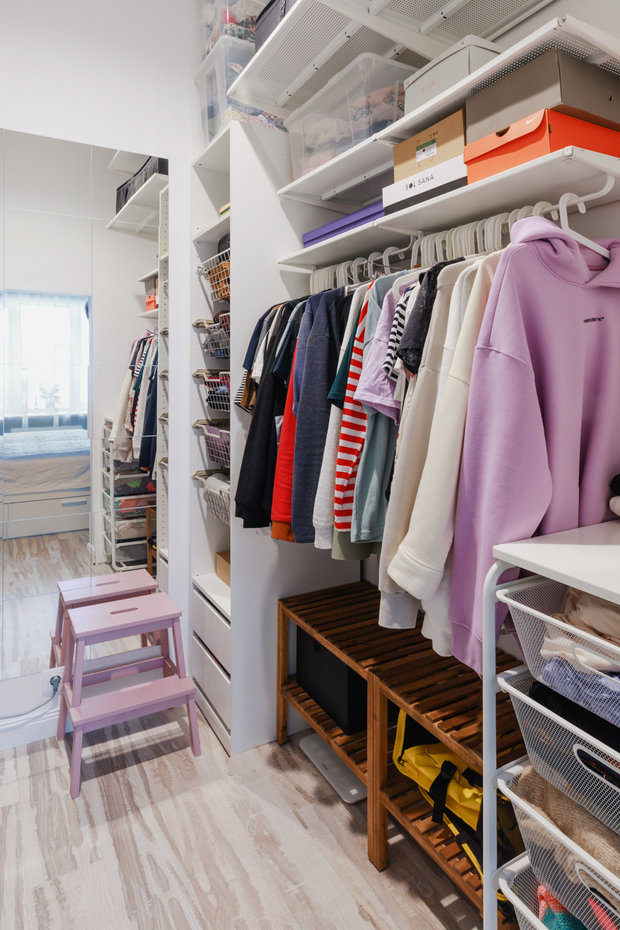 Фотография: Гардеробная в стиле Скандинавский, Проект недели, Samsung, Таунхаус, 4 и больше, Спецпроект, интерьерный холодильник, интерьерная микроволновая печь – фото на INMYROOM