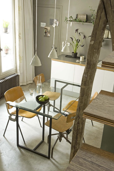 Фотография: Кухня и столовая в стиле Лофт, Скандинавский, Современный, Квартира, Цвет в интерьере, Дома и квартиры, Париж, Лестница, Зеленый, Бежевый, Чердак, Оранжевый – фото на INMYROOM