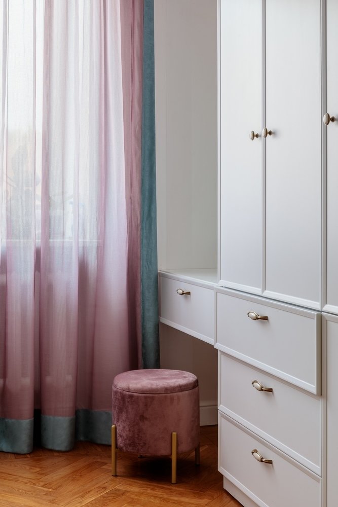 Шкаф в спальне сделан в потолок, с пантографом для удобства. Шкаф в спальне сделан в потолок, с пантографом для удобства.