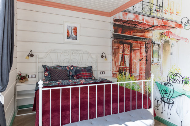 Фотообои на одной из стен отлично сыграли для визуального расширения пространства. Комната совсем не кажется крошечной.