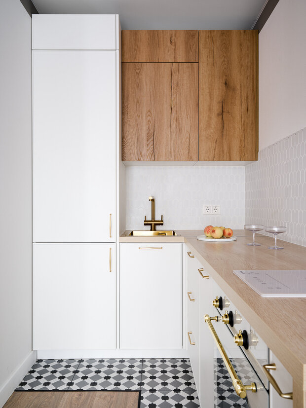 Фотография: Кухня и столовая в стиле Современный, Малогабаритная квартира, Квартира, Проект дня, Красногорск, Московская область, 1 комната, до 40 метров, Ольга Мирзабаева, современный с элементами классики и роскоши, Дарья Постникова – фото на INMYROOM