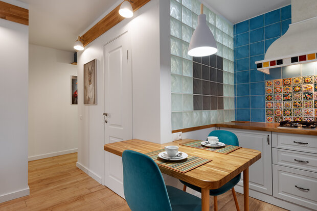 Стол сделан из дубовой столешницы. Часть вырезана, чтобы обойти угол ванной.