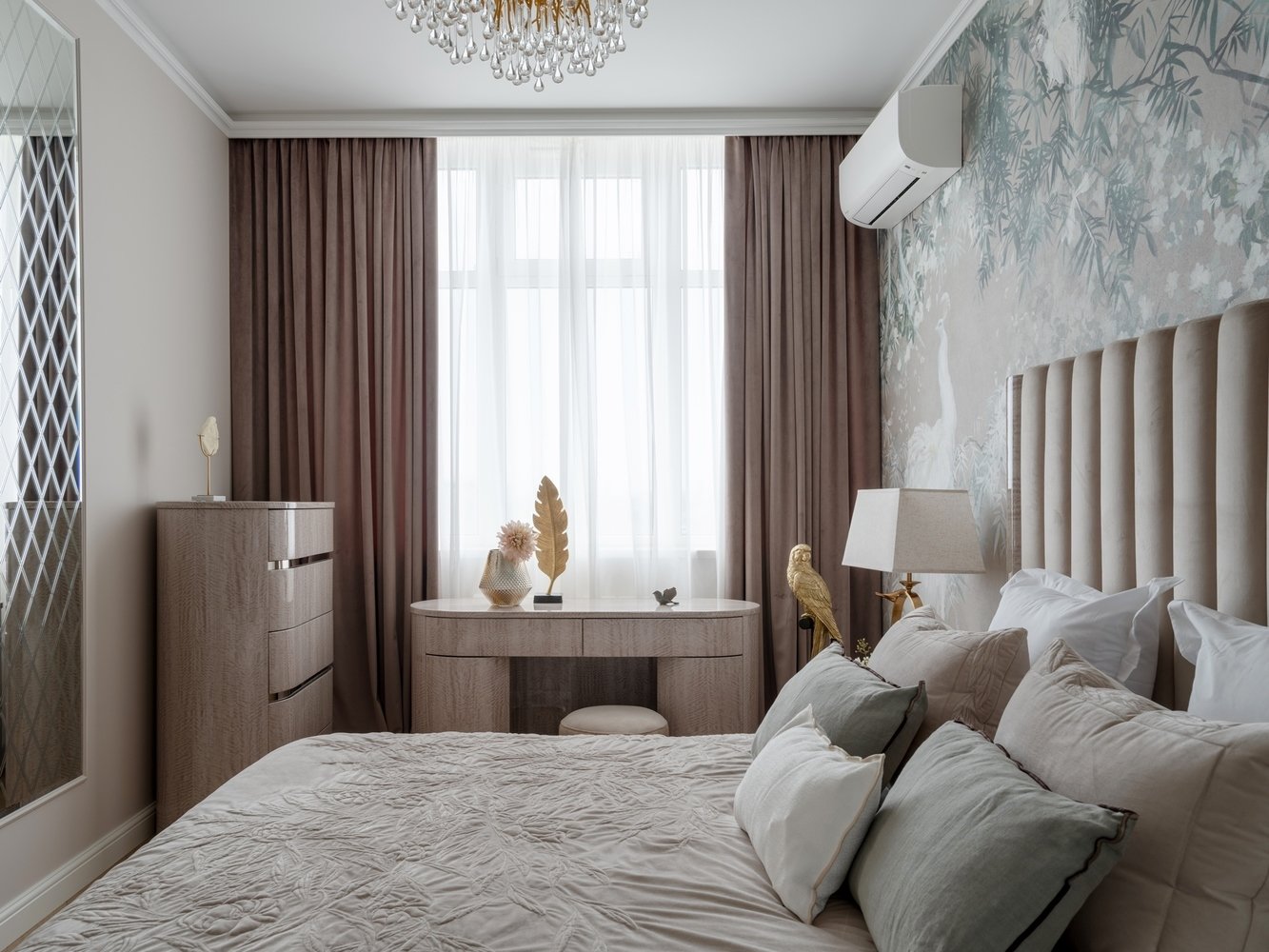 В спальне акцентную роль играет потолочный светильник в образе золотистых ветвей с каплями росы, который интересно перекликается с идеей весенней фрески на стене.