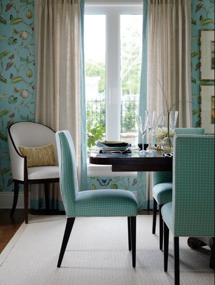 Фотография: Кухня и столовая в стиле Классический, Декор интерьера, Декор дома, Цвет в интерьере, Белый, Камин, Бирюзовый – фото на INMYROOM