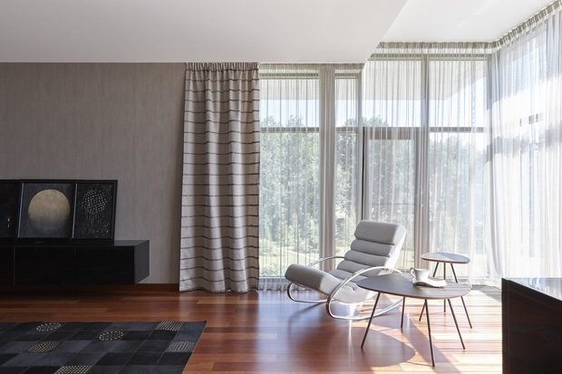 Интерьер гостиной в стиле минимализм с элементами джапанди