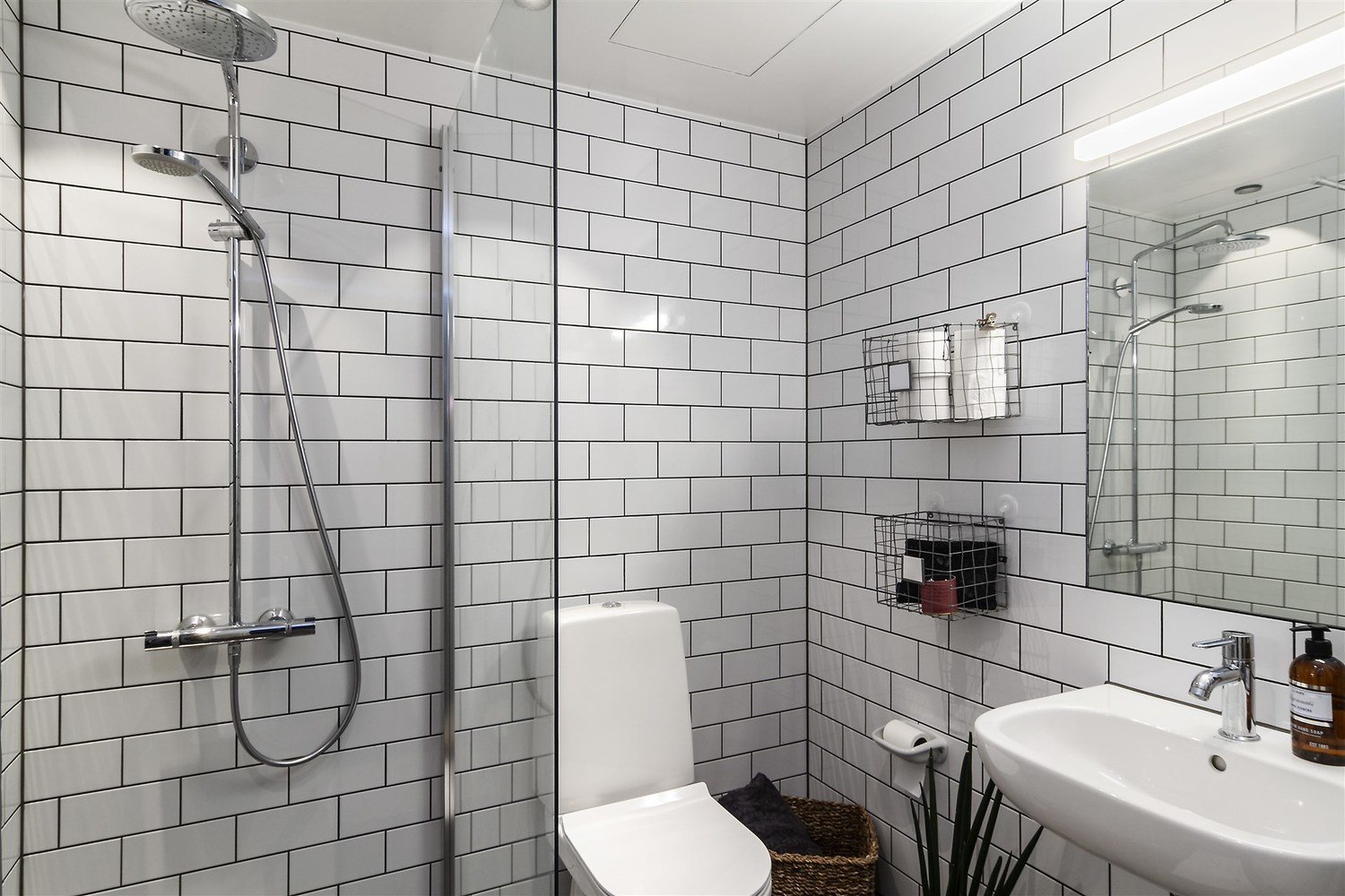 Фотография: Ванная в стиле Современный, Эклектика, Декор интерьера, Малогабаритная квартира, Квартира, Студия, Швеция, Стокгольм, Серый, до 40 метров – фото на INMYROOM Фотография: Ванная в стиле Современный, Эклектика, Декор интерьера, Малогабаритная квартира, Квартира, Студия, Швеция, Стокгольм, Серый, до 40 метров – фото на INMYROOM