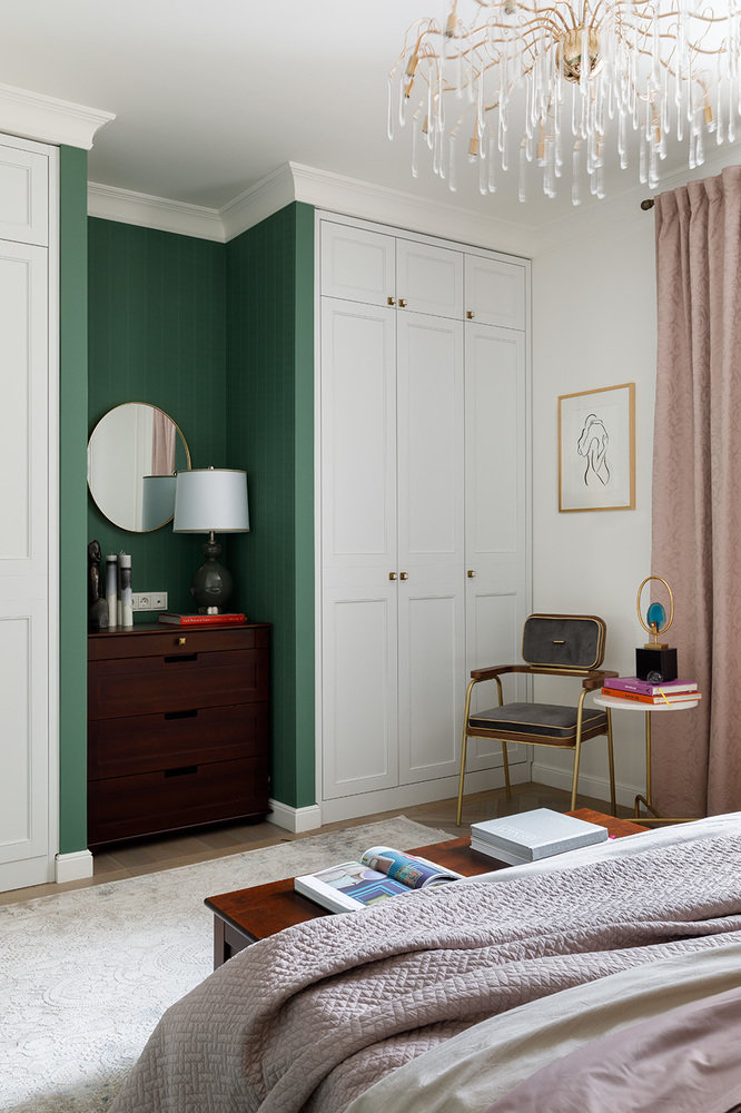 В спальне встроенные шкафы имеют разную глубину: один шкаф — глубокий, для размещения одежды на плечиках, второй — глубиной 35 см, для размещения сложенной одежды на полочках. В спальне встроенные шкафы имеют разную глубину: один шкаф — глубокий, для размещения одежды на плечиках, второй — глубиной 35 см, для размещения сложенной одежды на полочках.