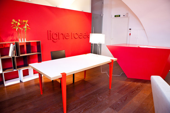 Фотография: Офис в стиле Минимализм, Индустрия, События, Маркет, Мягкая мебель, Светильники, Ligne Roset – фото на INMYROOM