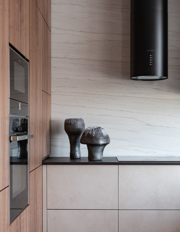 Фотография: Кухня и столовая в стиле Минимализм, Современный, Квартира, Проект дня, Москва, 4 и больше, 60-90 метров, Нина Абасеева, Сергей Щеповлалин – фото на INMYROOM