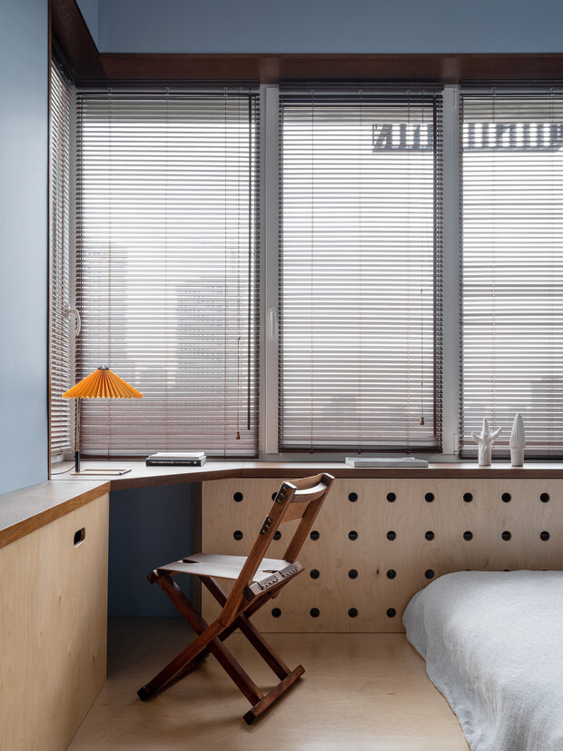 Со светом в квартире повезло, солнечные лучи весь день играют с перфорацией панелей. От излишней инсоляции защищают жалюзи.