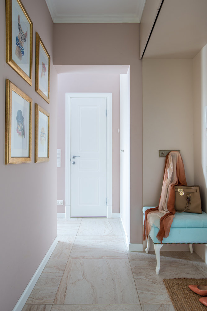 В прихожей, слева от входа, сделали встроенный шкаф для хранения одежды. Справа организовали небольшую кладовку. Чтобы не занимать место в ванной, сюда вынесли стиральную машину, на стены повесили небольшие полки для моющих средств. В прихожей, слева от входа, сделали встроенный шкаф для хранения одежды. Справа организовали небольшую кладовку. Чтобы не занимать место в ванной, сюда вынесли стиральную машину, на стены повесили небольшие полки для моющих средств.