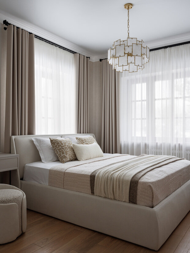 Фотография: Спальня в стиле Классический, Современный, Дом, Проект дня, Дом и дача, Казань, Кирпичный дом, 4 и больше, Более 90 метров, классический с современными элементами, Айгуль Калимуллина – фото на INMYROOM