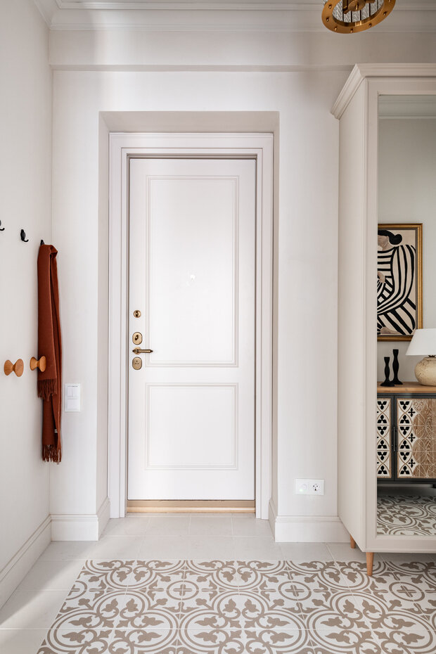 Фотография: Прихожая в стиле Современный, Квартира, Проект дня, Москва, Сталинка, 2 комнаты, 40-60 метров, Патриаршие пруды, винтаж/ретро, Рамиля Шагиева, Эмиль Шагиев – фото на INMYROOM