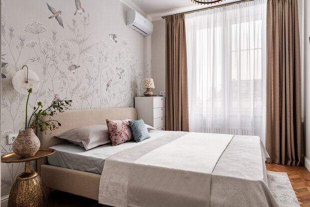 Фотография: Спальня в стиле Современный, Квартира, Проект дня, Москва, Сталинка, 2 комнаты, 40-60 метров, Патриаршие пруды, винтаж/ретро, Рамиля Шагиева, Эмиль Шагиев – фото на INMYROOM