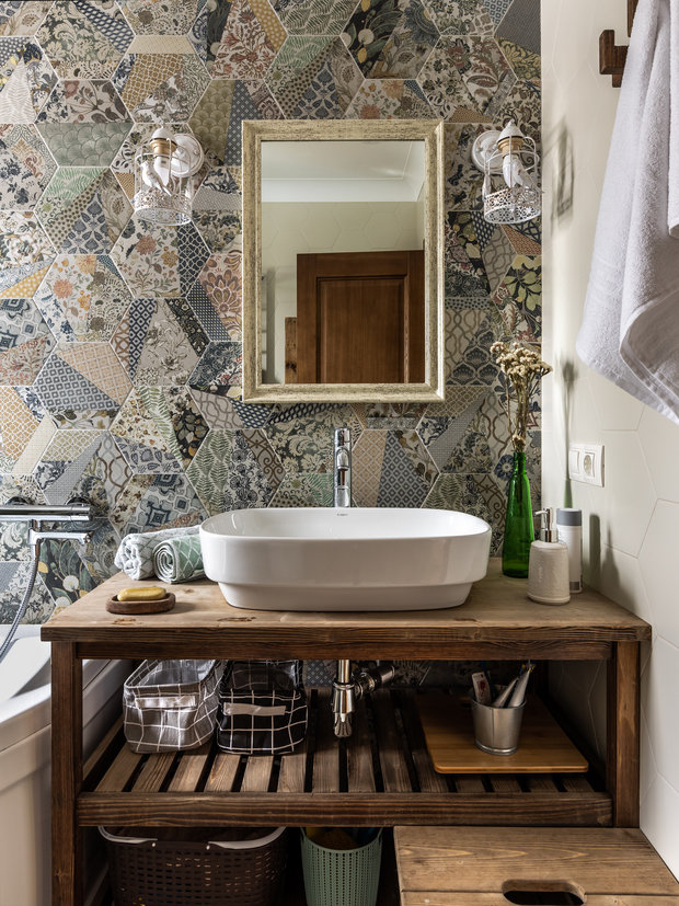 Так как второй этаж выполнен в стиле кантри, то и в отделке санузла нужно было продолжить «деревенскую» тему. Отсюда плитка, напоминающая лоскутное одеяло. Плитка на полу напоминает состаренное дерево.