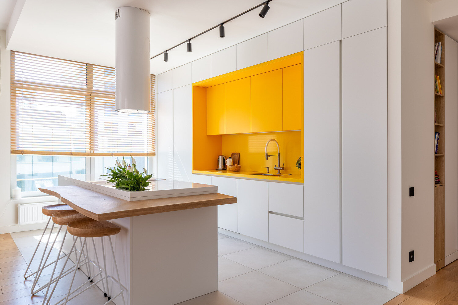 Фотография: Кухня и столовая в стиле Современный, Минимализм, Квартира, Проект дня, Санкт-Петербург, 4 и больше, Более 90 метров, Анна Пенедюк – фото на INMYROOM Фотография: Кухня и столовая в стиле Современный, Минимализм, Квартира, Проект дня, Санкт-Петербург, 4 и больше, Более 90 метров, Анна Пенедюк – фото на INMYROOM